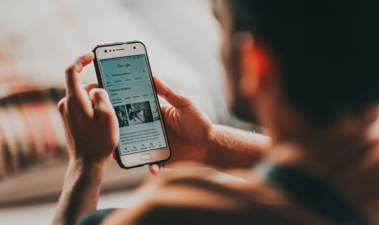 Recherche locale sur smartphone — vos clients guadeloupéens vous cherchent depuis leur mobile